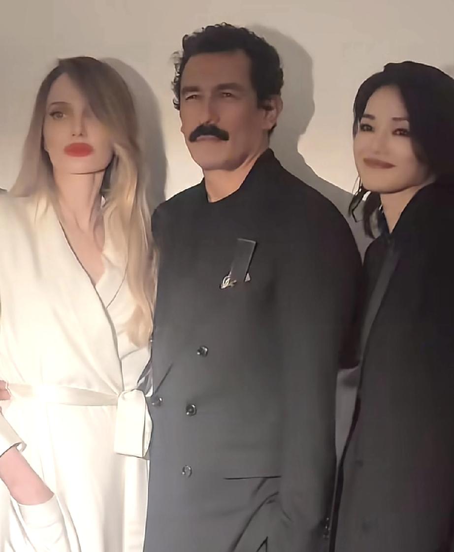 舒淇好莱坞大明星安吉丽娜朱莉一起合影，她把C位让出来，特意跑到安吉丽娜另一头