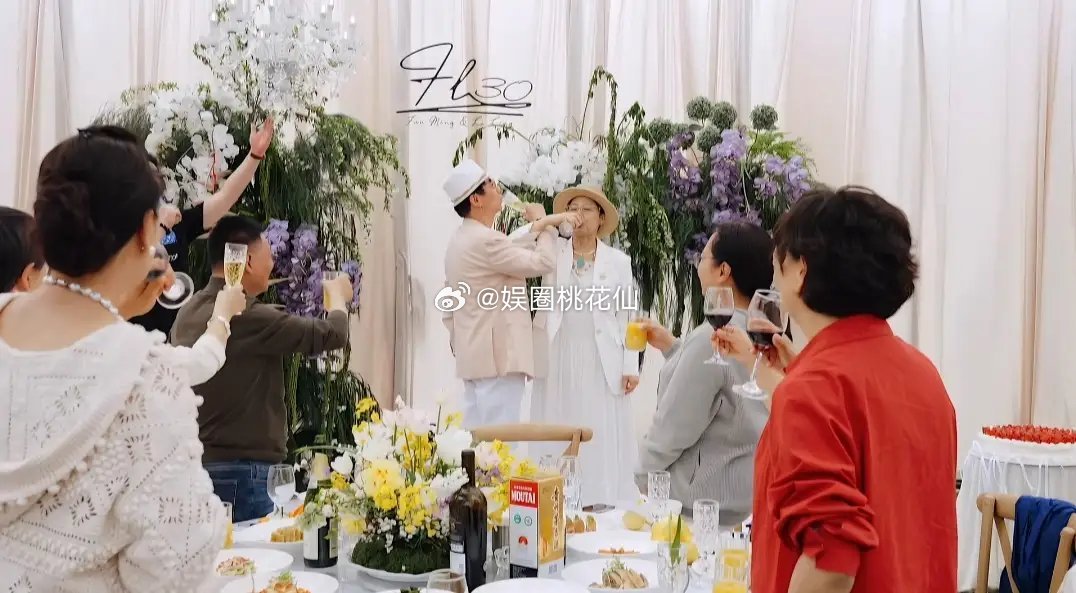 演员范明与老婆厉玲庆珍珠婚，一家四口同框，继子帅气女儿漂亮