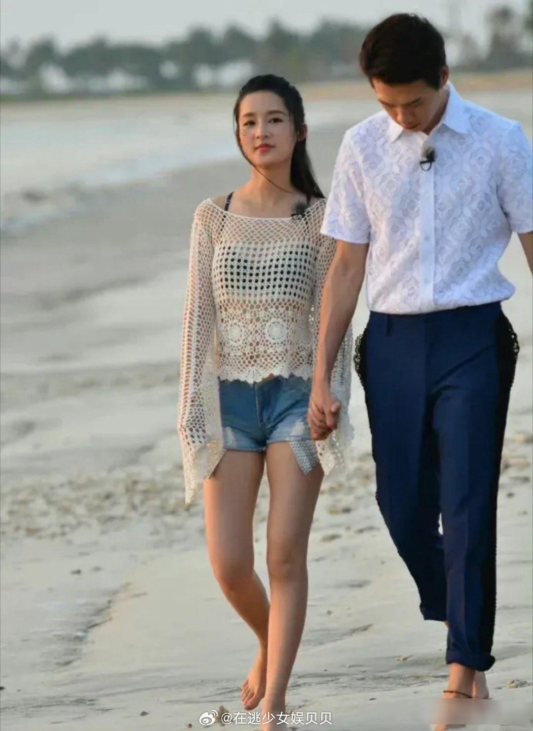 很少看到有男明星会在脚上系红绳，魏大勋是一个！