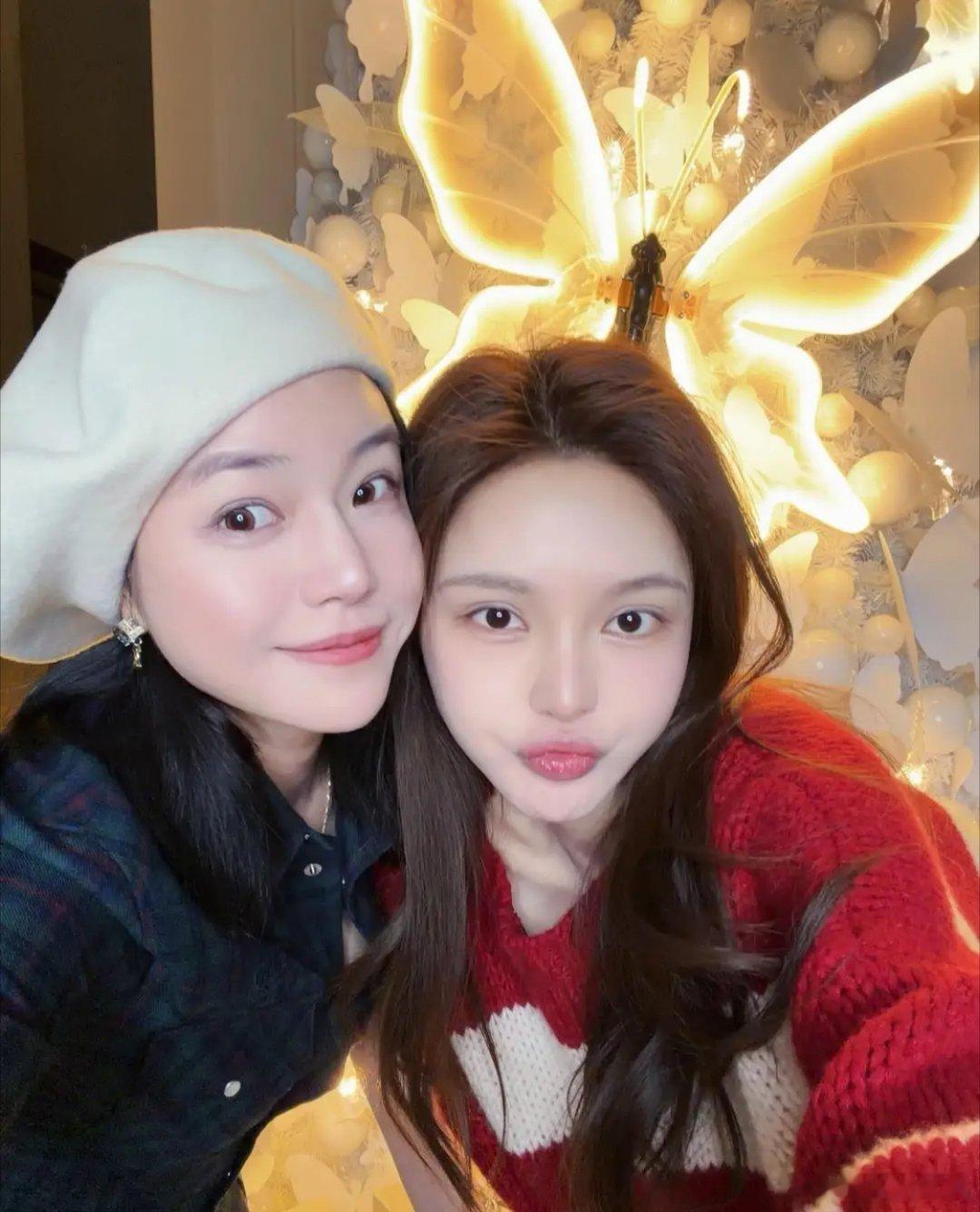 陈妍希与好友共度圣诞，离婚后生活惬意，状态愈发靓丽。9岁的儿子眉眼间与她十分相似