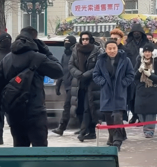 王鹤棣、黄晓明、刘耀文等大帅哥，扎堆走在一起，徐志胜反而成为了众人中的“焦点”！