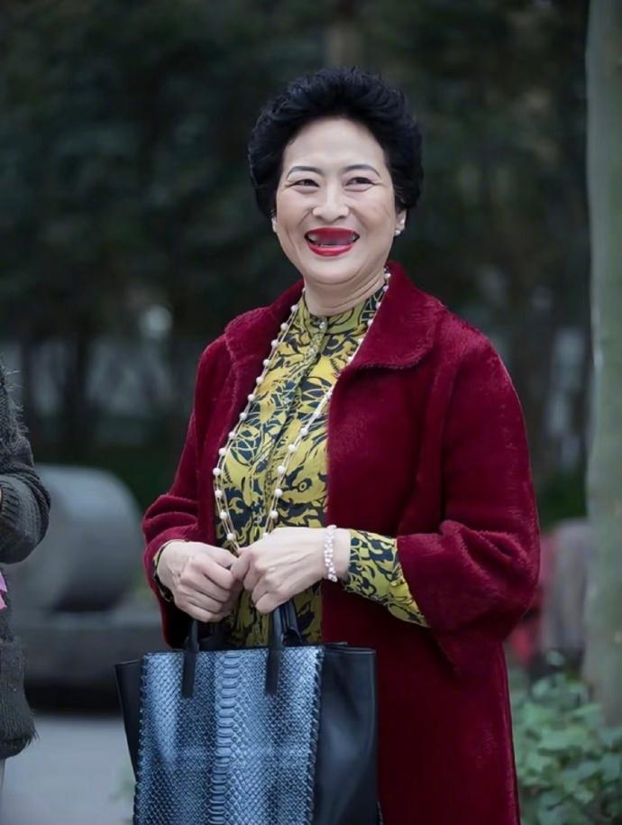 薛甄珠年轻时比罗子君更阔绰一双恨天高的高跟鞋女儿看一眼都嫌累赘她却能踩着它逛超市