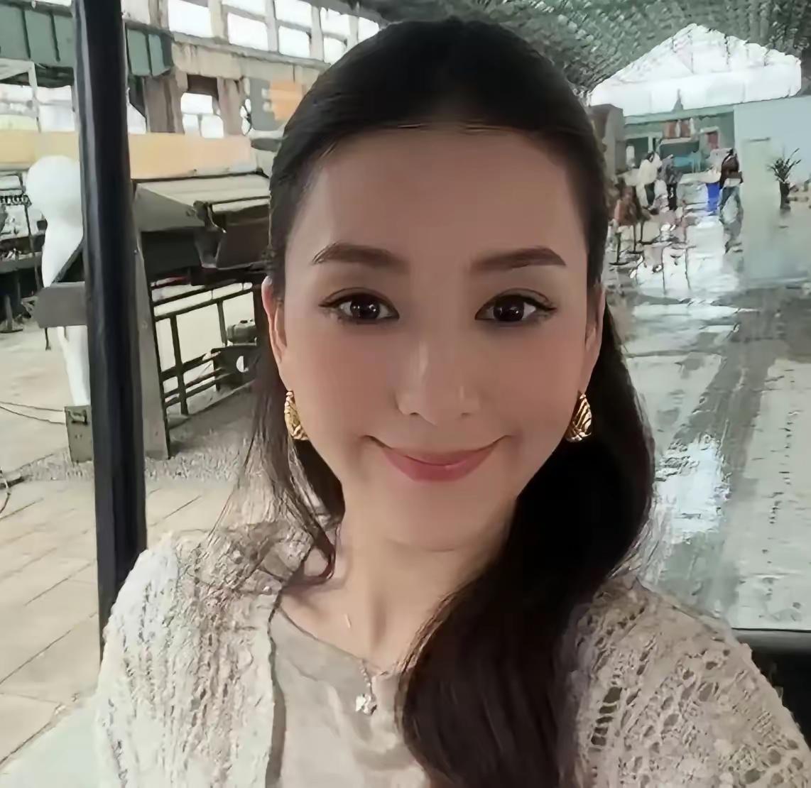 好奇查了下方媛的出身，不查不知道，一查吓一跳，方媛根本不是什么资源咖，就是靠