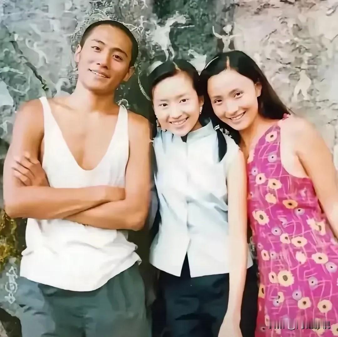 你发现没？这3人合影里，那时的董洁即使穿着朴素，反倒气质比右边小陶红还要好，两个