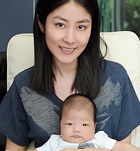 陈慧琳非常喜欢刘德华的女儿,她向刘德华提出了请求:“咱俩结成亲家如何?”不料,刘