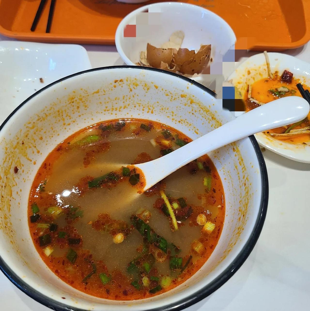 今天出门办完事后正赶上饭点，办事地点不远处有家拉面馆网上评价不错，想着回家还要自