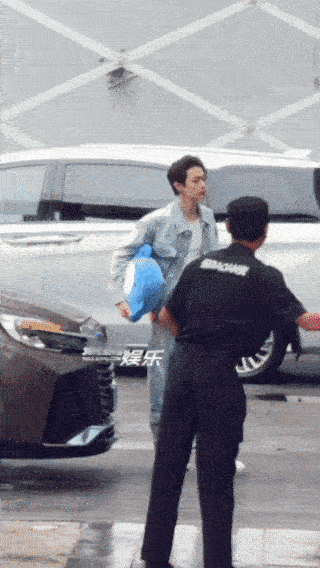 许凯牛仔装大背头look好港男一见你就笑谁懂啊！许凯这造型港味直接拉满，白T塞