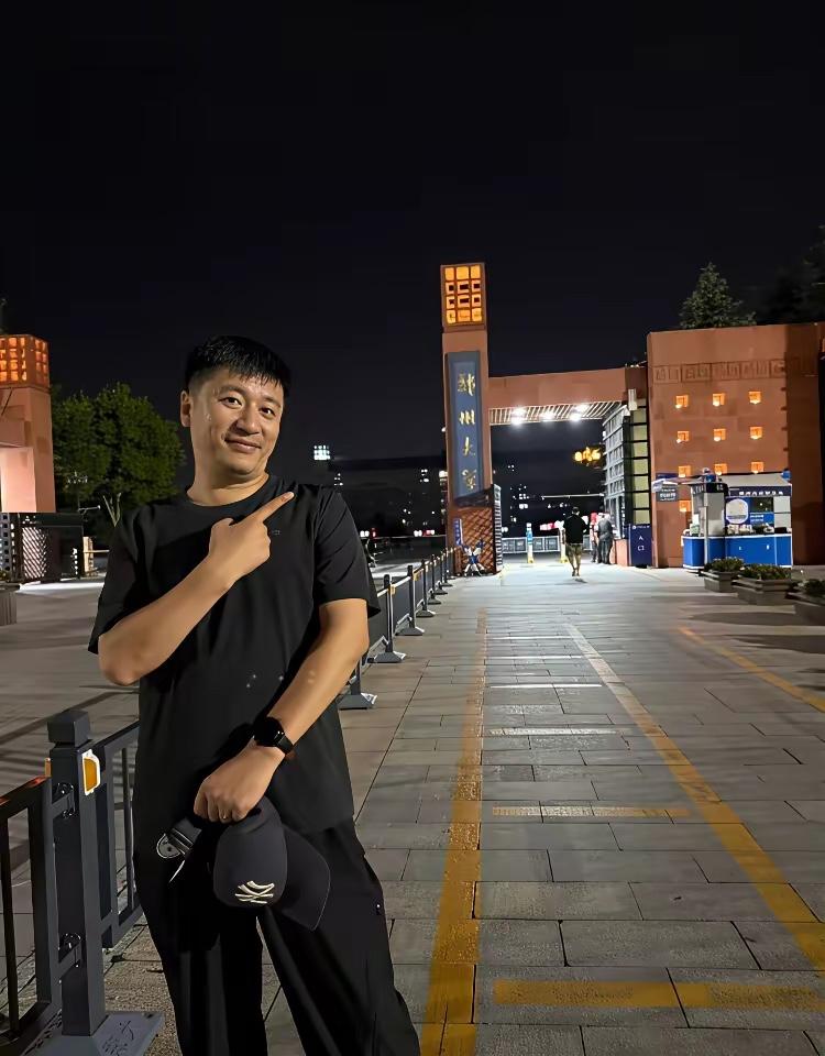 老公问：谁是张雪峰？我说就是那个给寒门学子如何报志愿的，红了之后就开始直播，还说