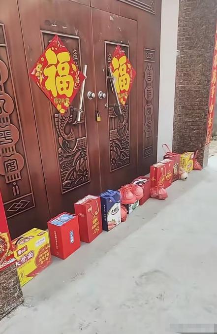 河南，大年初二舅舅舅妈为了躲避外甥和外甥女们来拜年串门，干脆紧闭大门，一家人外出