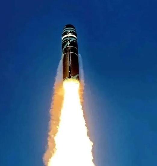 刀都架在脖子上了，伊朗总统突然站出来，对着全世界喊了两句话。第一，核武器，我们不