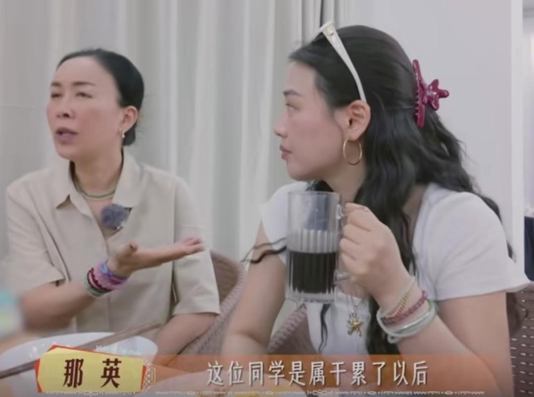 那英和马思纯吃饭的时候聊天突然停电了，张晚意带头唱起了生日祝福歌，张晚意：“祝你