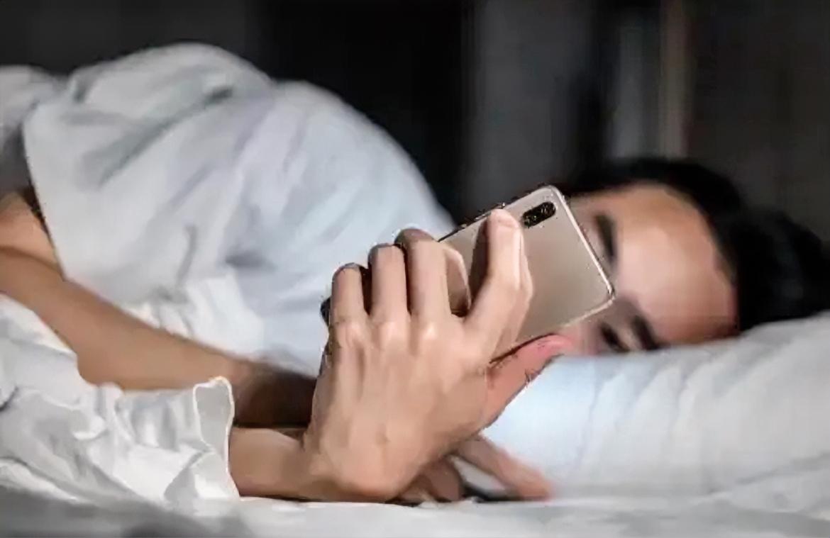 现在有个新型的出轨方式，叫“短视频情人”表面上说是“在网上交个朋友聊聊天”，实