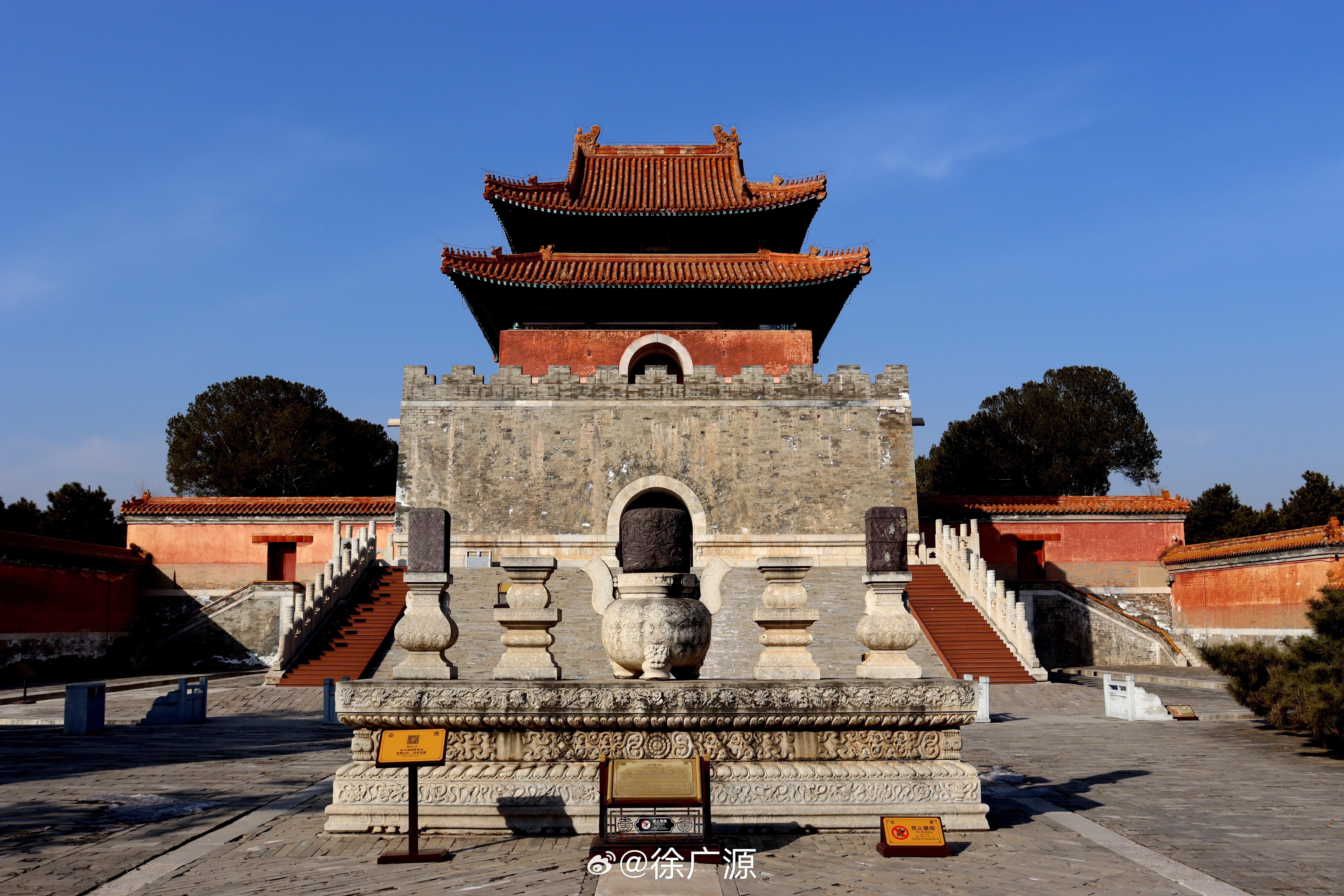 前几天我曾提到慕陵石五供的香炉炉顶比较特殊，前后各雕刻一组二龙戏珠图案。前天我又