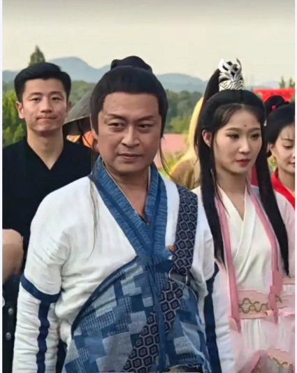 过气的明星下场很惨的，马景涛就是一个活生生的例子！60多岁的马景涛顶着35℃