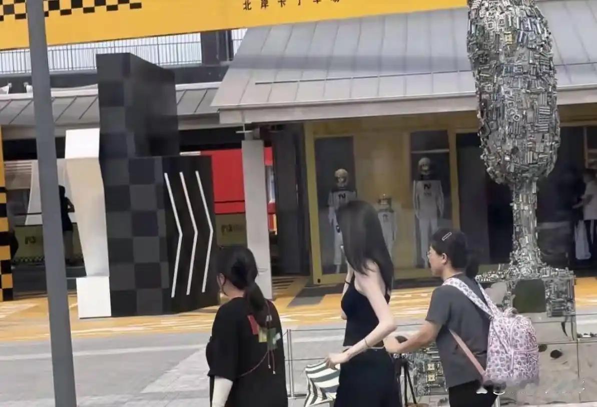 陈伟霆阿那亚度假，何穗开叉裙白到发光，10个月儿子小Win已会爬
