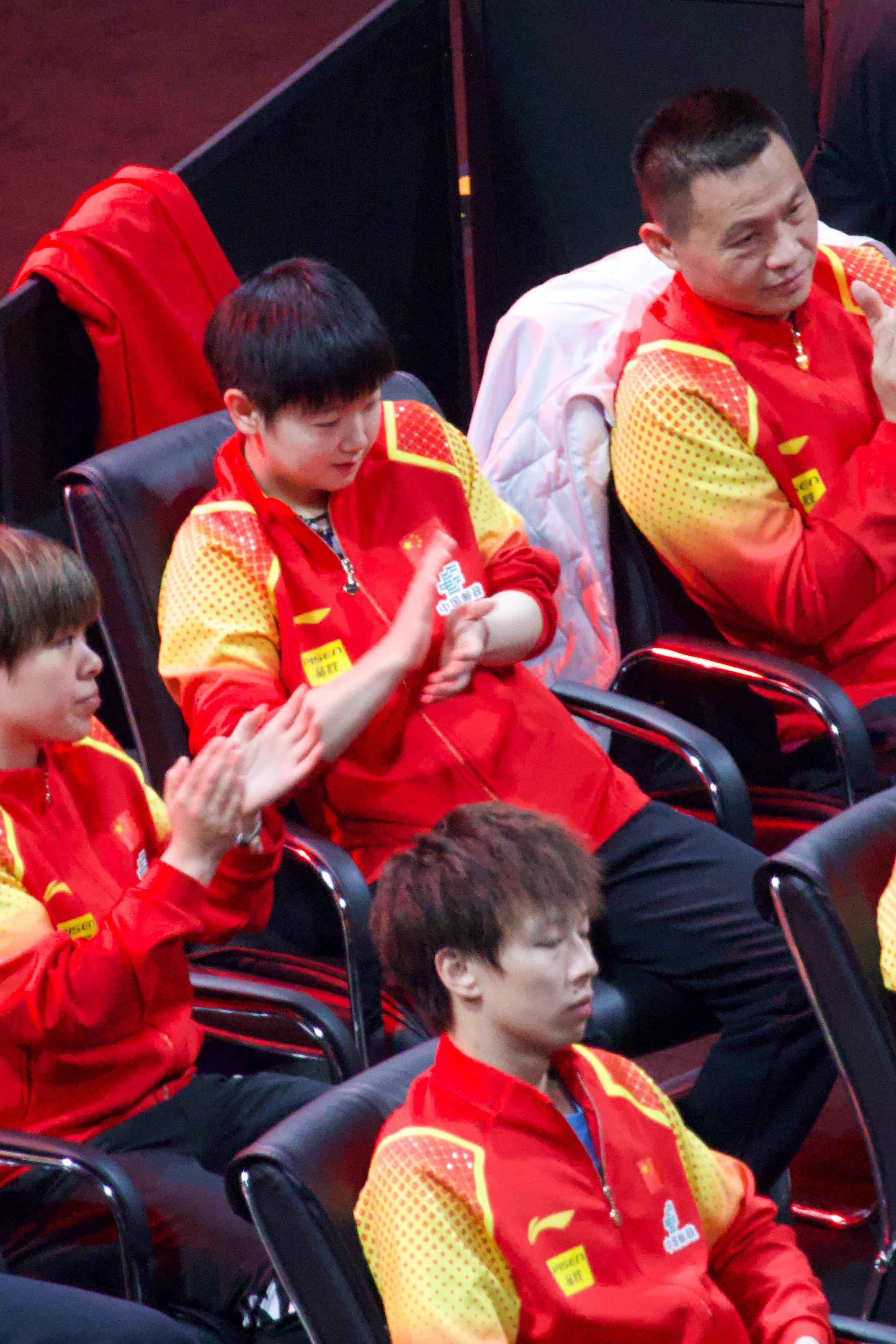 猫儿无聊除了会找身边人聊天还会玩自己的嘴巴🤤