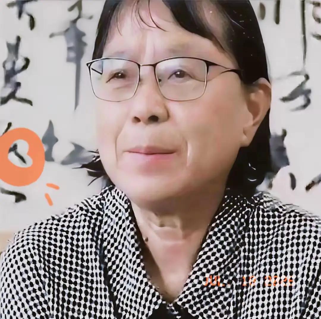 我那个亲戚曾在华坪支教了几个月，和张桂梅一起共事过。亲戚说，实际的张桂梅跟网上说