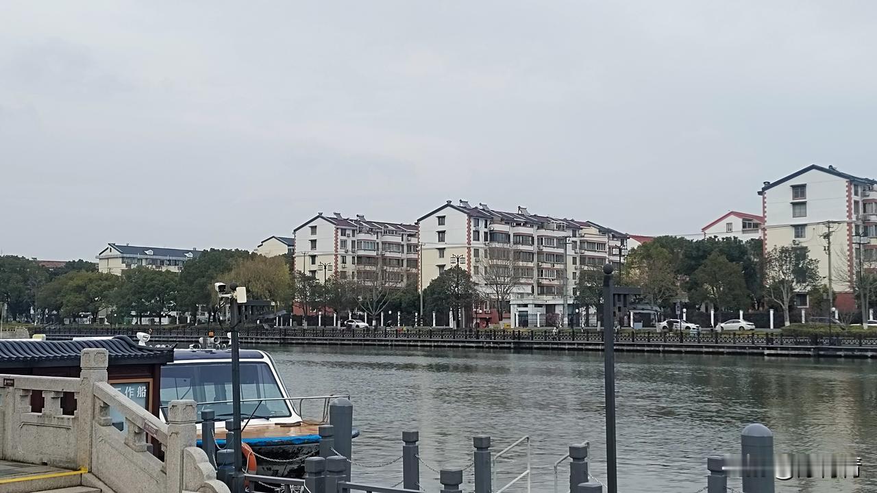 前段时间，我邻居老两口子愁眉苦脸的，咱也不便当面问缘由。后来，外面风言风语的传，