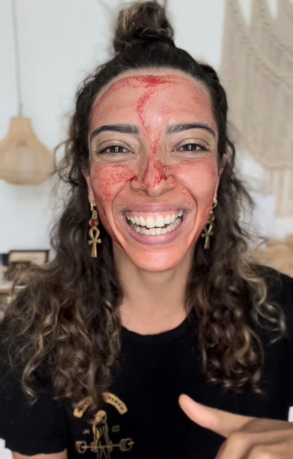 美国一些美容网红正在教粉丝把经血涂抹在脸上，做menstrualmasking