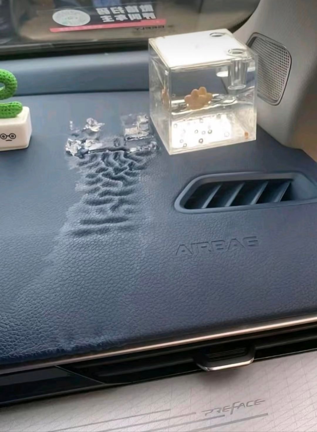 粉丝投稿：刀哥，我的车子空调一开就一股尿骚味，骚一分钟才能好。换滤芯，洗空调，洗