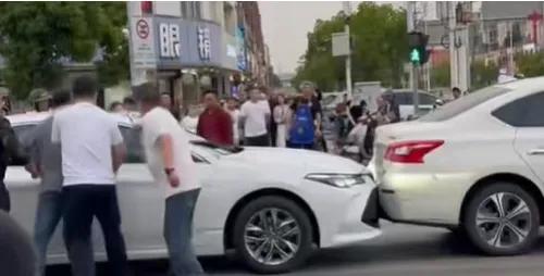 5月15日报道，江苏，一女子开车，突然被后车撞击，等她下车查看时，却发现后车男司