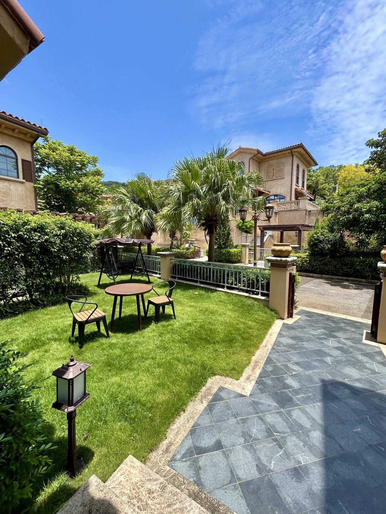 建面145平的小别墅，合院的户型，家家户户都带有独立的院子，私密性非常好。上