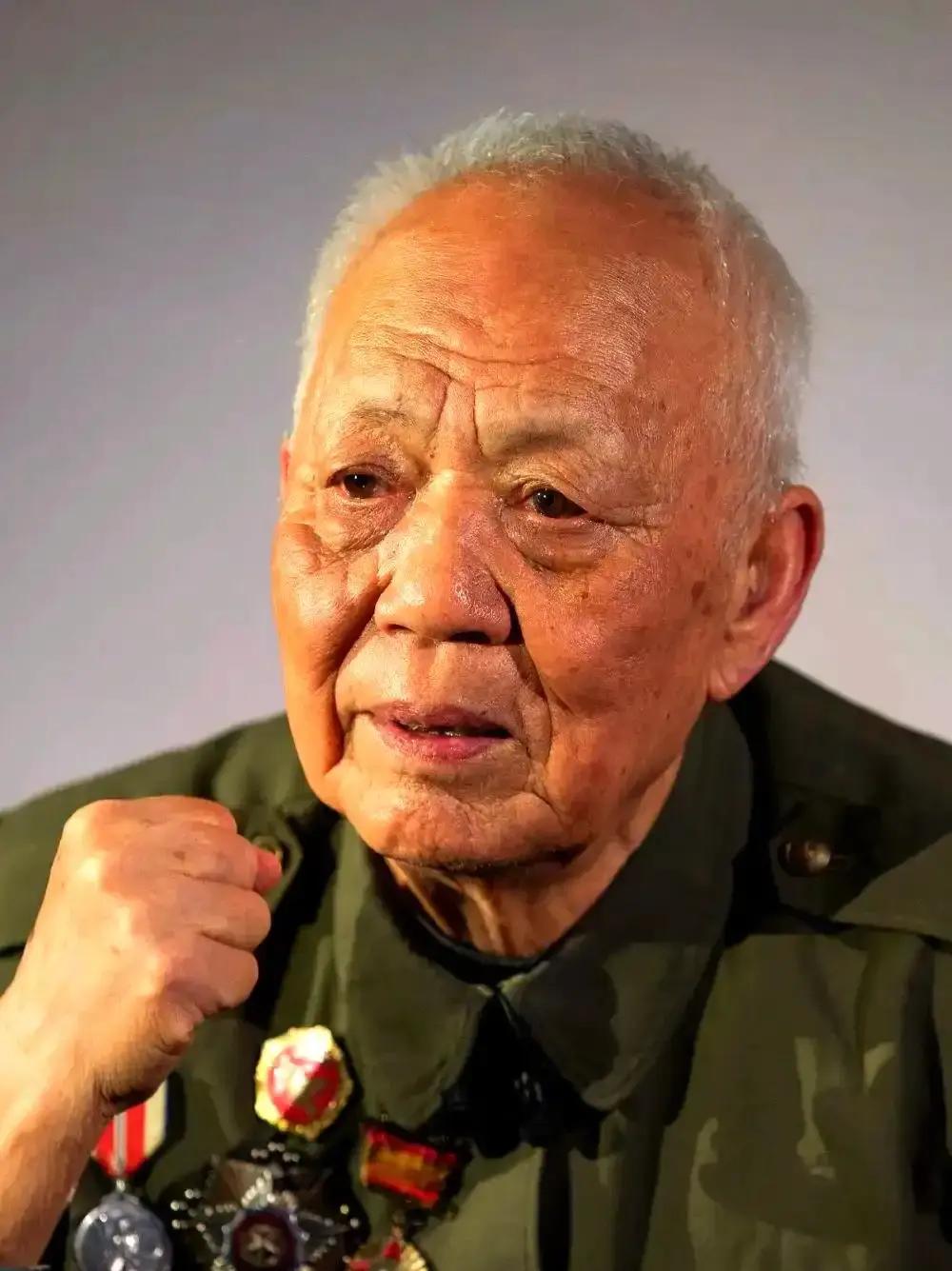 上甘岭，180多个美国大兵发起冲锋，可守阵地的只剩下一个新兵蛋子，惊慌失措后，新