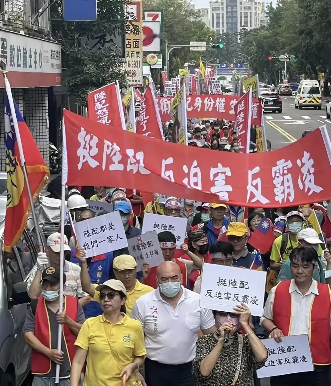 岛内的民众可以勇敢地站出来，拍着胸脯在全世界面前说我是中国人了！因为现在中国