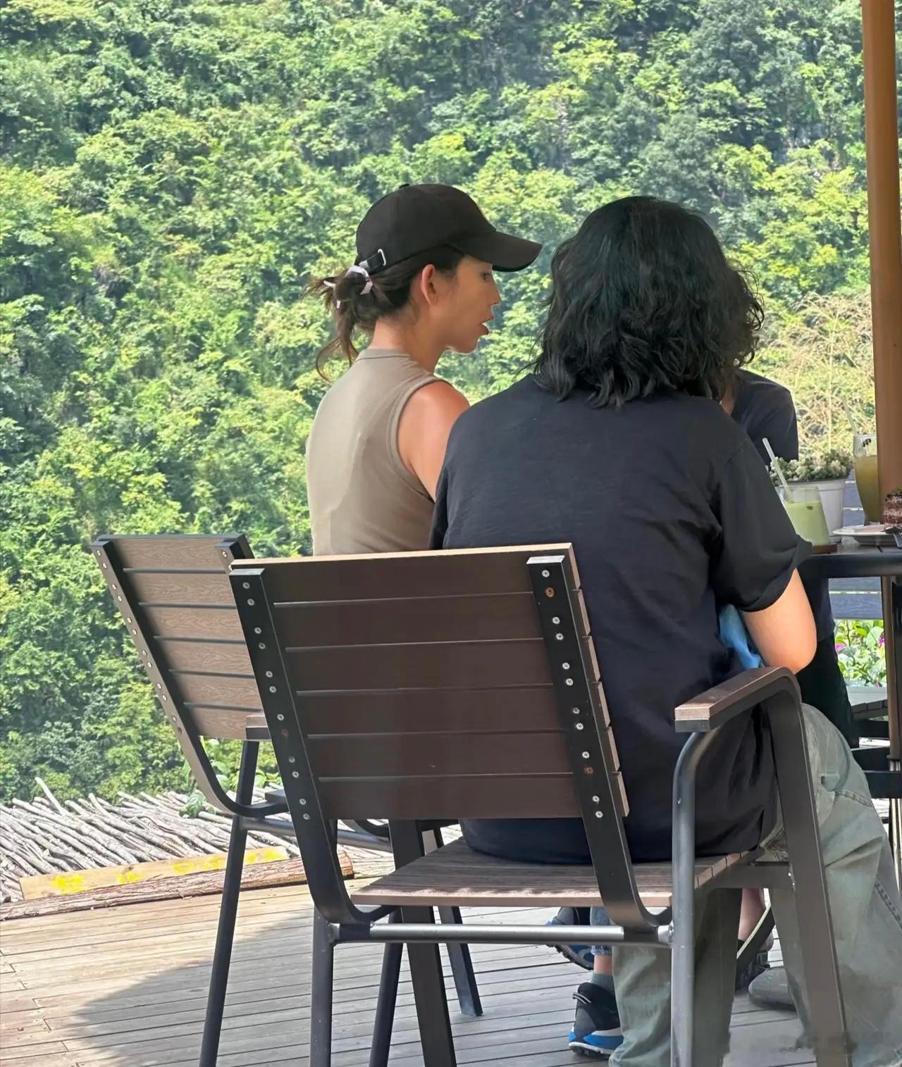 53岁蔡少芬和老公张晋带着三个孩子到贵州旅游，他们一家五口在当地景区被偶遇，家庭