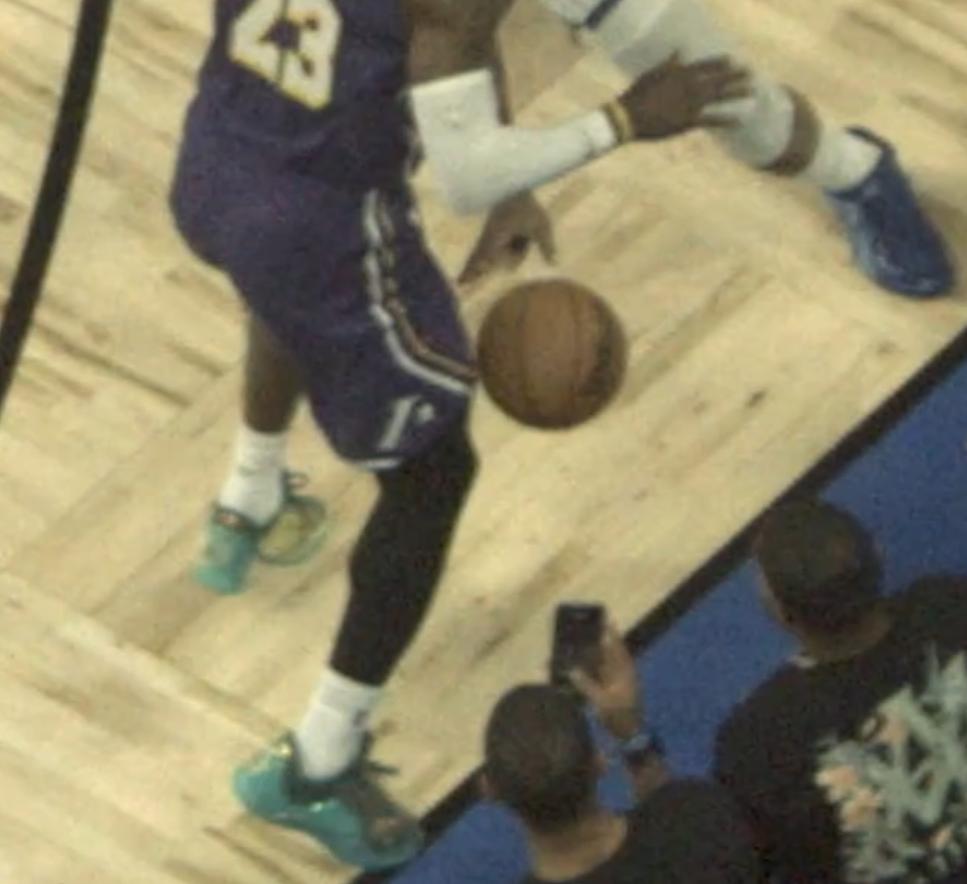 魔术最后挑战失败的细节：有人说詹姆斯脚已经踩界了，裁判是明着保湖人的。但是如果仔