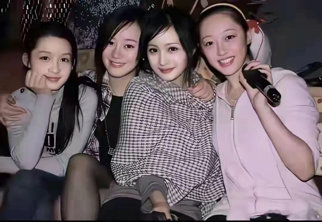 早年的李沁，蒋梦婕，杨幂，张檬的合影，都是素颜美女