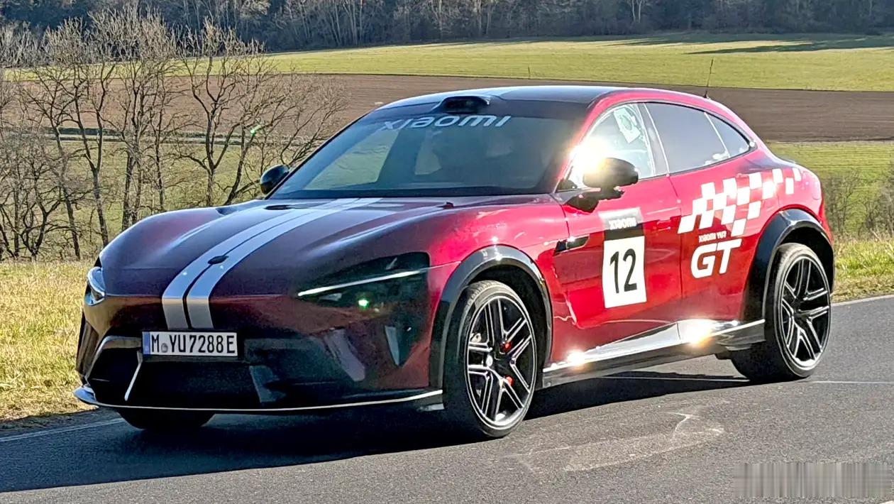 小米YU7GT（选配赛道专业套装）在德国纽北创下了7分22秒755的官方