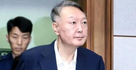 韩国前总统尹锡悦又在监狱里不安分了，负责看管的狱警爆料，尹锡悦饭量很大，经常的大