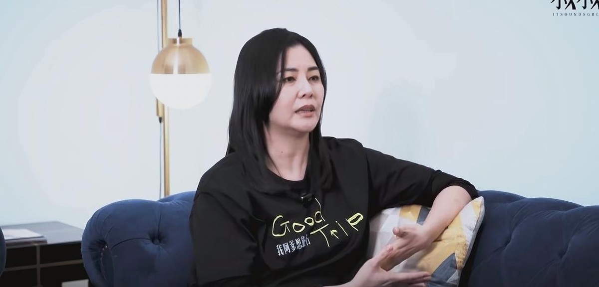 蒙嘉慧最近复出宣传新片，坦言父母和姐姐都已离世，身边几乎没什么亲人了。她说过去努力工作是因为要供房、