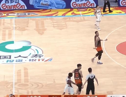 裁判为什么如此纵容迪亚洛，昨晚又对山东队状元郎谢智杰违体犯规，气愤不过谢智杰的死