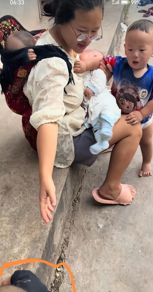 这也许就是女人的命运和归宿！当年女孩十年寒窗苦读，最终在高考中杀出一条血路，考上