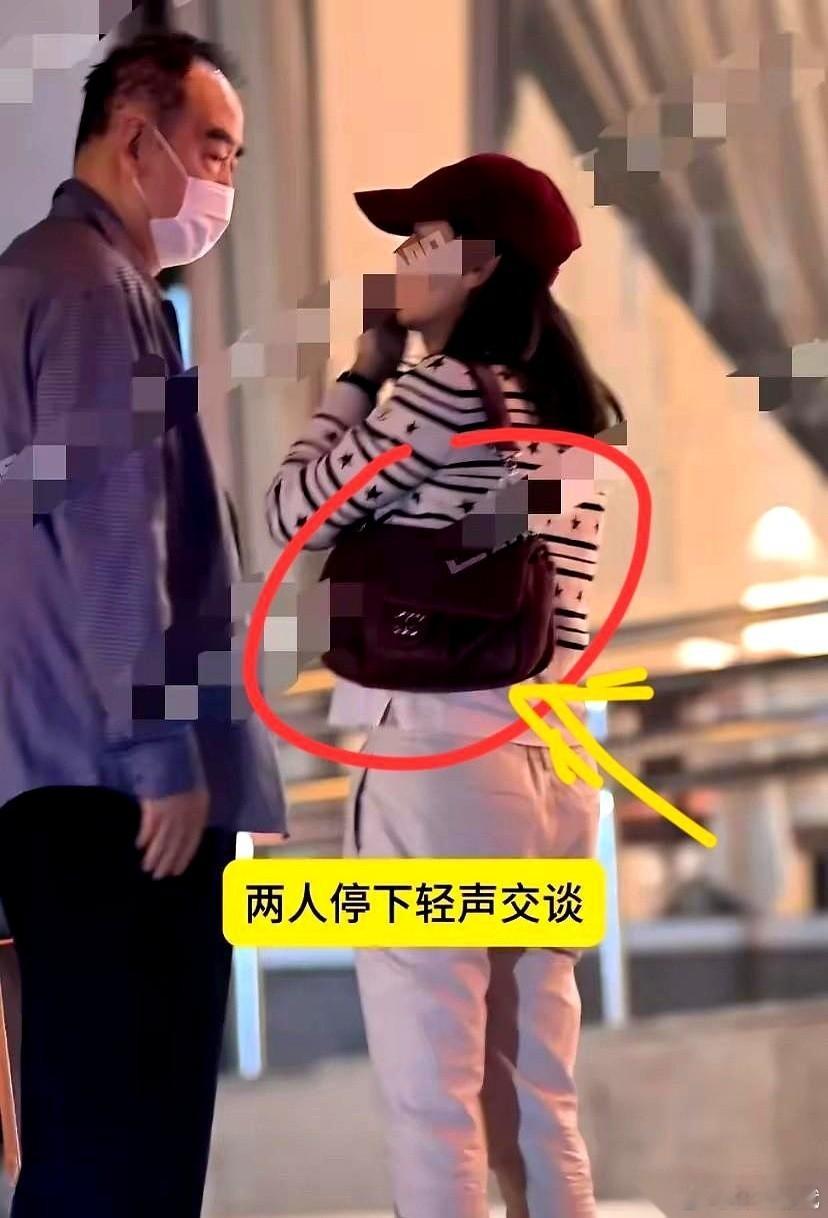74岁的陈凯歌，被拍到跟陈红逛商场。镜头拉近，他后脑勺的头发几乎空了，背也佝偻
