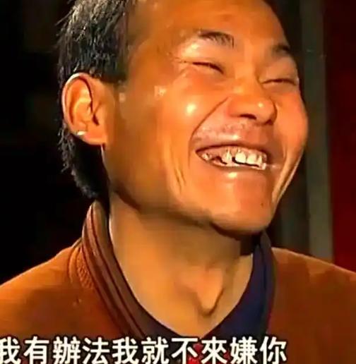 2012年，在山村执教22年的优秀教师，在亲吻精神疾病的妻子后，离开家。谁料，当