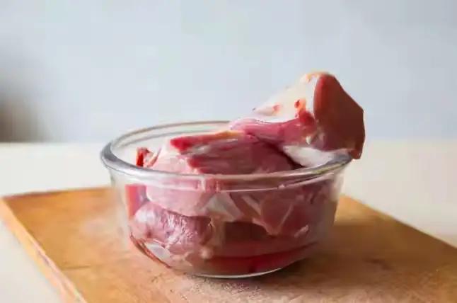 还在用水泡肉？你家的“速冻牛排”可能正在悄悄变质！1️⃣水泡解冻=细菌