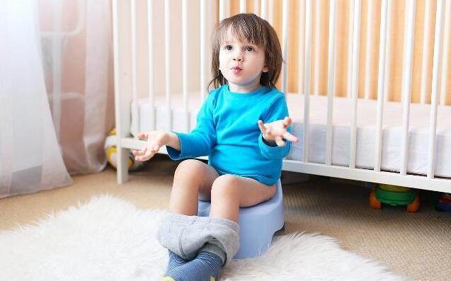 女儿在学校尿裤子老师一天没给换, 妈妈上群讨说法, 群里炸开锅