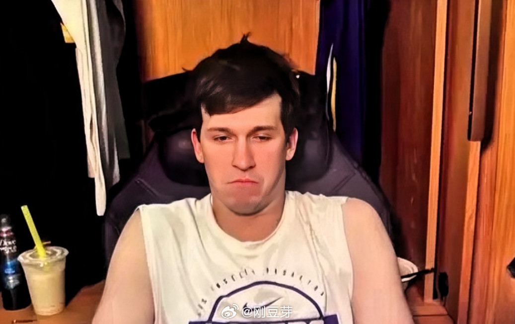 NBA里夫斯正式拒绝湖人1490万选项！今日，据雅虎体育报道，湖人资深随队记者