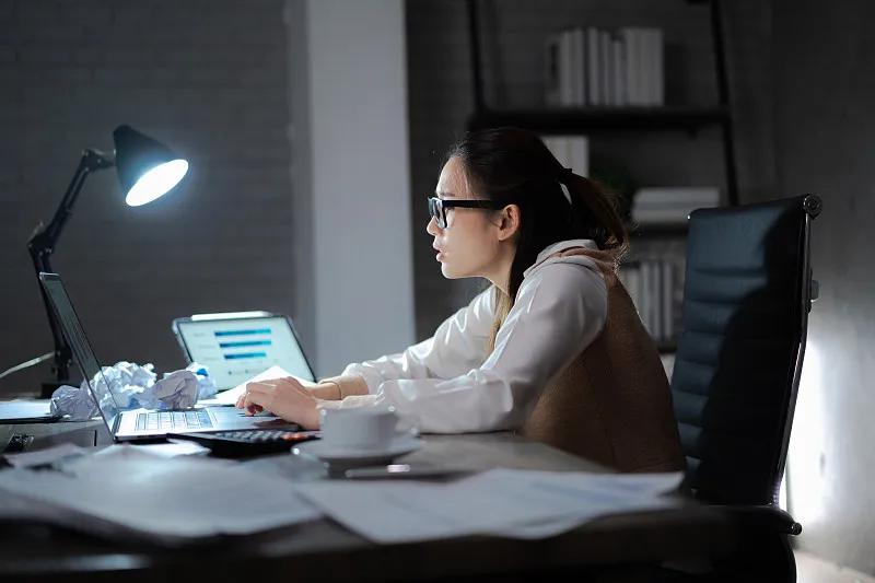 长期晚睡真的会拖垮身体吗？医生说实话，很多人都补错了觉身边好几个朋友，明明才