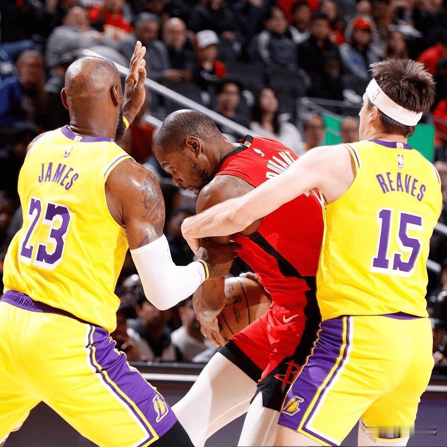 一直包夹阿杜！史密斯谈杜兰特：“对手一直在夹击KD。”“这对他的消耗是极