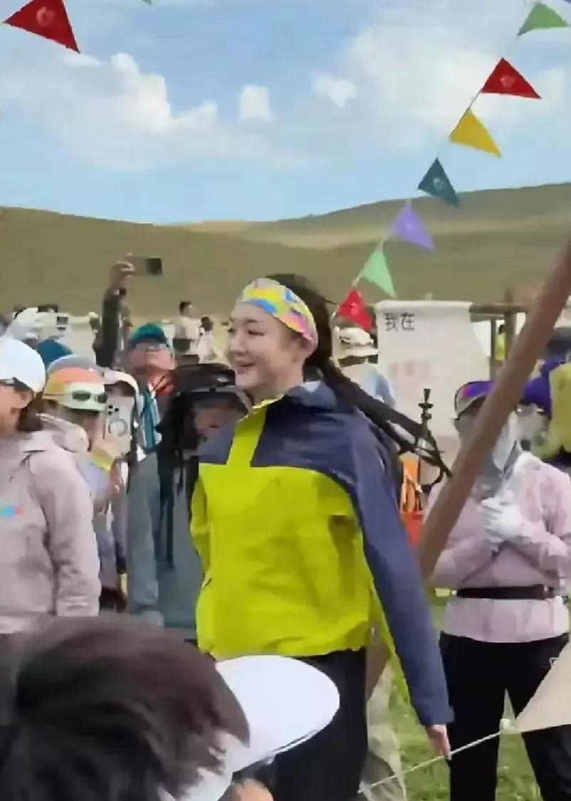 这次陈梦没有穿搭好，感觉有点老气横秋！一转身回来就是这一身穿搭，立刻有人在网上