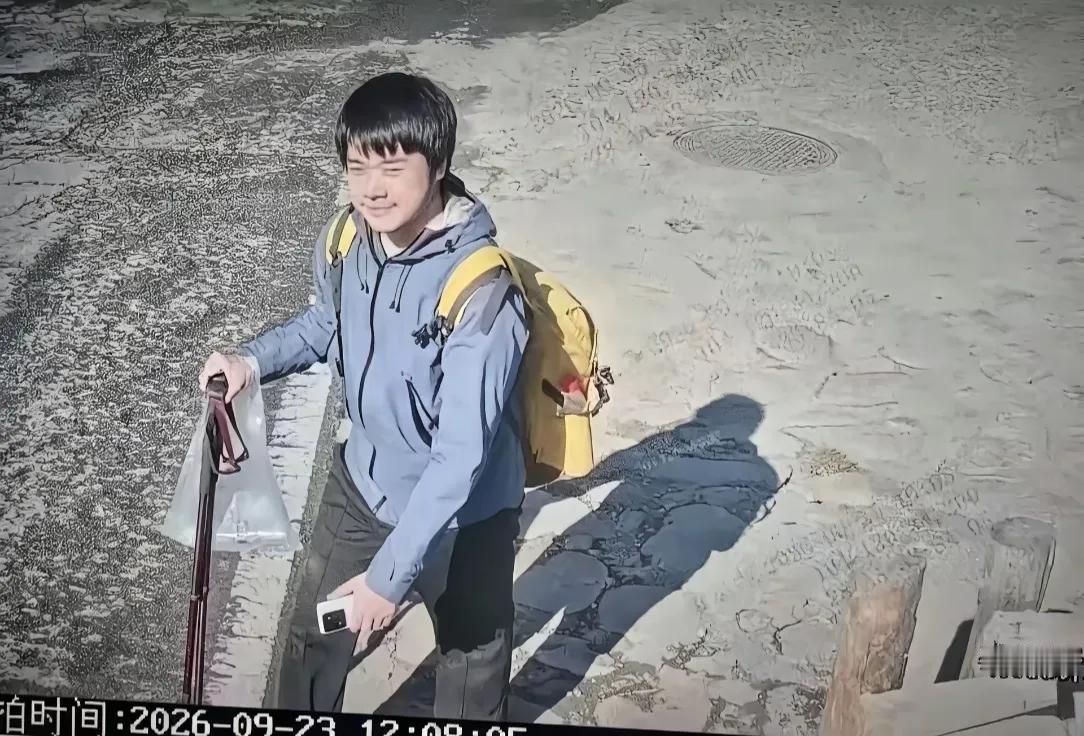 去喀纳斯徒步的这位大学生，就穿了一个冲锋衣外套和裤子，拄着登山杖和一个背包就来徒