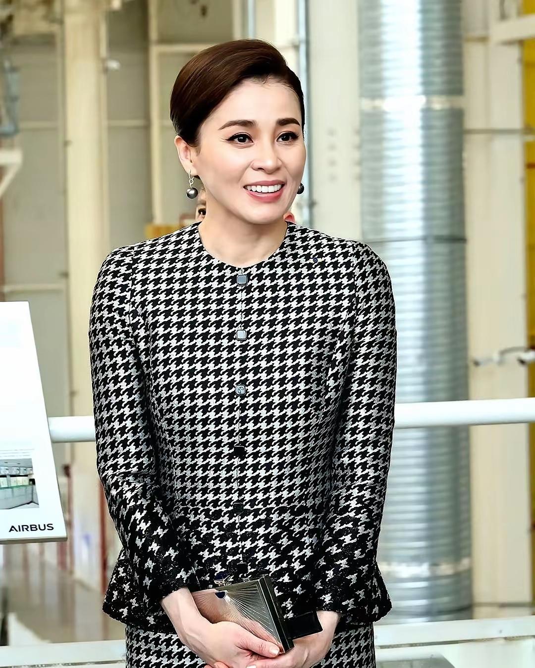 泰国苏提达王后堪称“体力王者”。结束15小时越洋航班后，她竟不辞辛劳，亲自驾车接