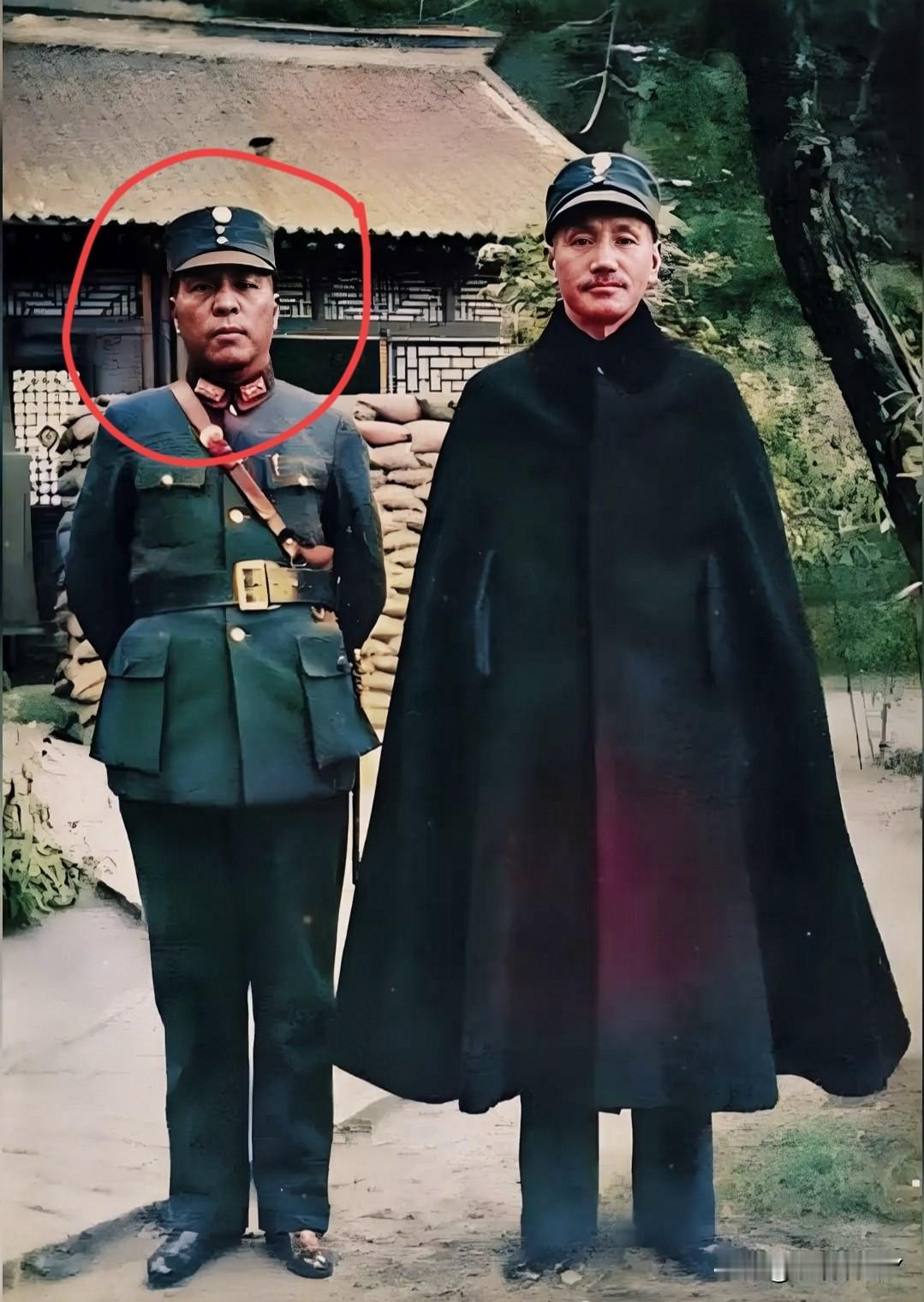 一张老照片，拍摄于1938年的西安，这才是蒋介石的真实貌相，绝非演员扮演的角色！