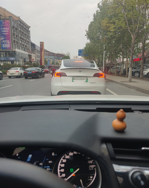 特斯拉这车屁股设计的以前没怎么注意这车，直到堵车我才认真观察了下，上边收的好