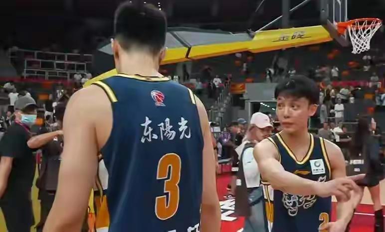 有一个看法在心里很长时间了，那就是广东男篮徐杰的问题。徐杰年纪不大，球场上的表现