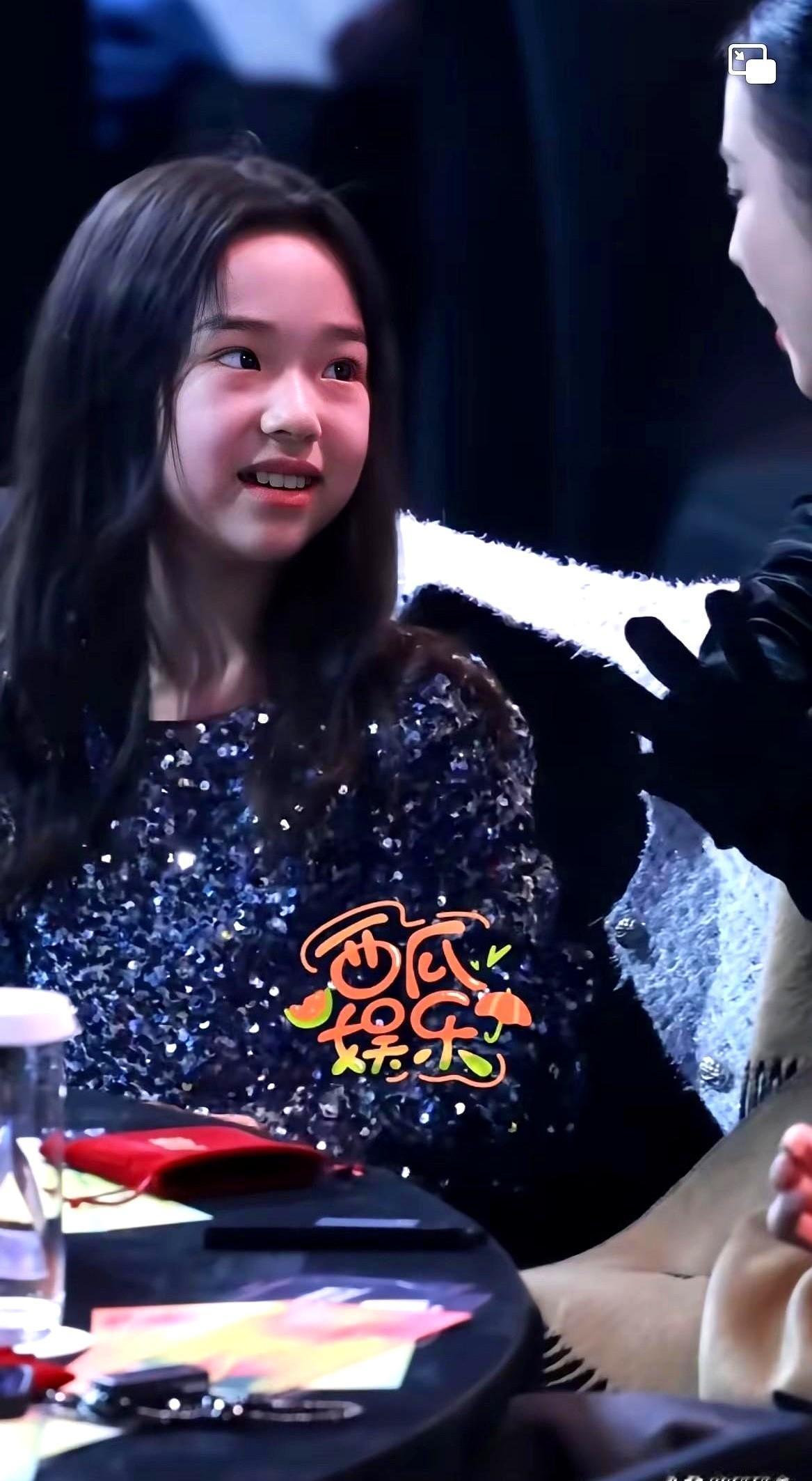 这孩子，看着又骄傲又心疼啊……刷到小酒窝在尖叫之夜的图，真的愣住了！跟杨